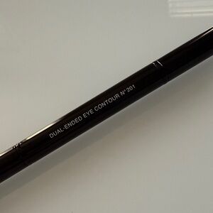 CHANEL LES PINCEAUX DE CHANEL
Retractable Dual-Ended Eye-Contouring Brush N°201